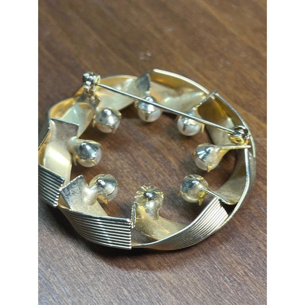 50s 60s Vtg Gold Tone Faux Pearl Wreath Brooch Textured Ribbon Circle Pin 1.5
